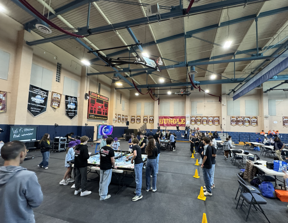 de Toledo hosts local robotics tournament, inspires future innovators