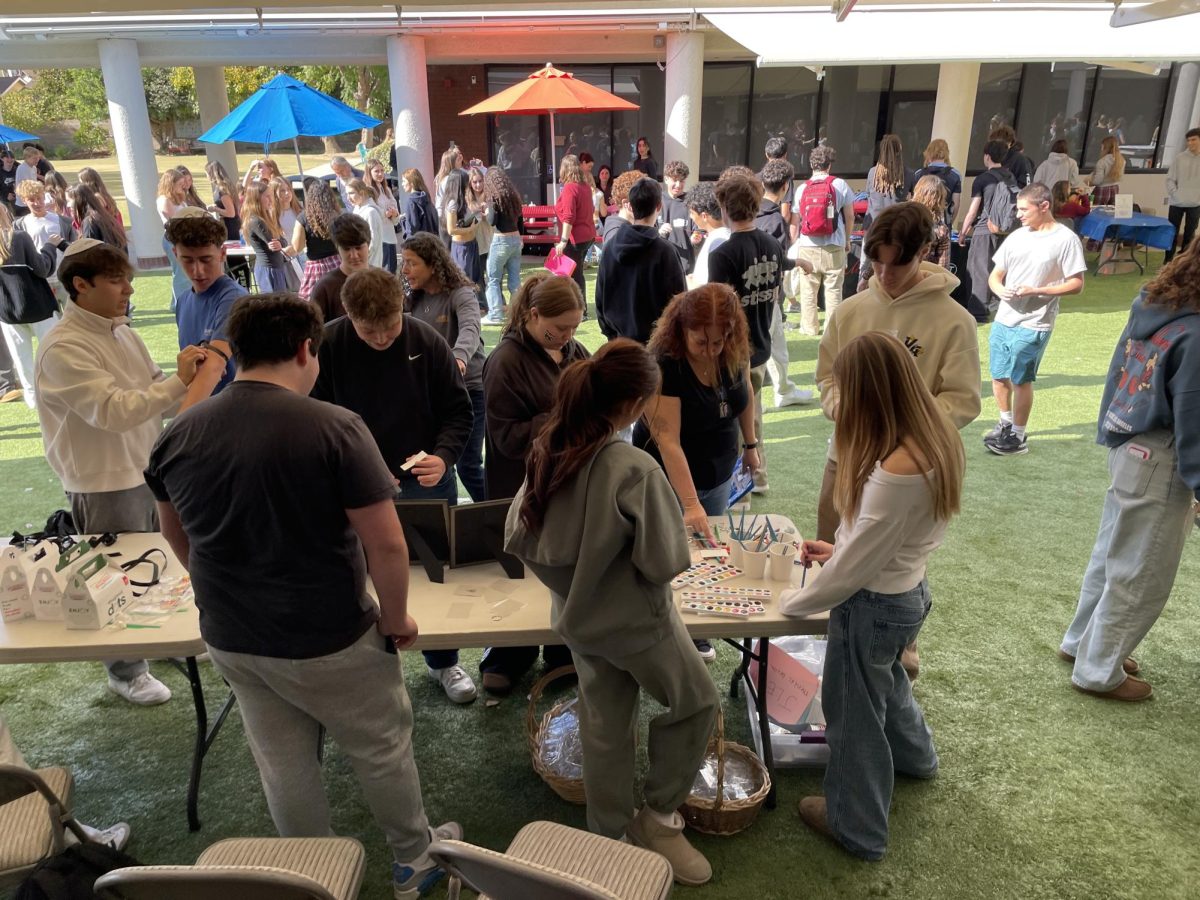 Students and faculty gather outside on Nov 15. for the annual de Toledo mental health fair. Students set up stands to promote organizations that focus on mental health.
